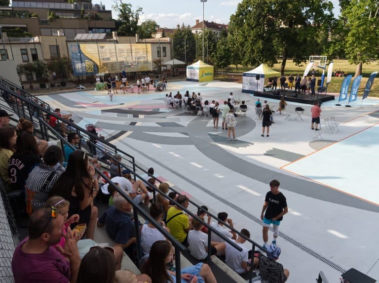 Mestský park je opäť o niečo lepší. Multifunkčné ihrisko dostalo celoročné využitie.