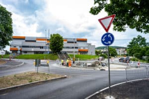 Na križovatke Kostolianska už motoristi jazdia ako na „kruháči“
