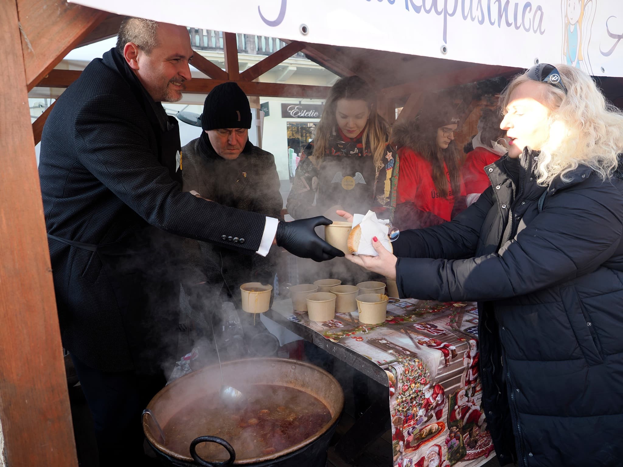 Košická kapustnica a punč chutili aj pomáhali